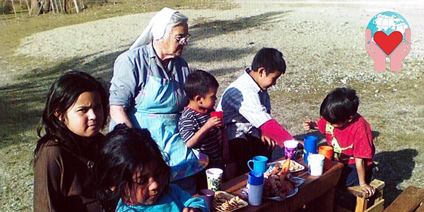 Suor Lucy Molinari con bambini patagonia argentina