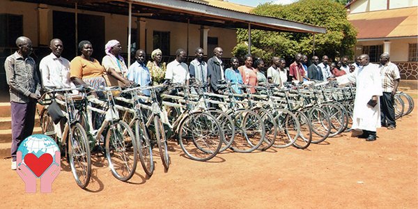 biciclette donate ai catechisti in Uganda
