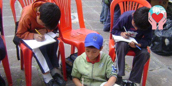bambini di strada dell'Ecuador