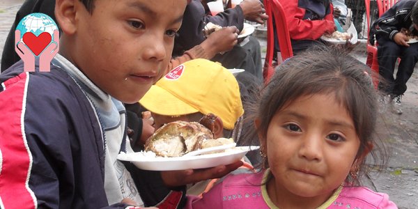 bambini di strada ricevono cibo ecuador