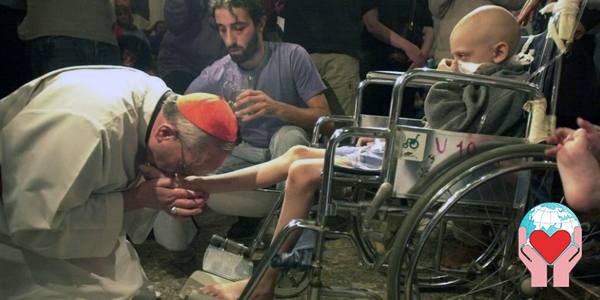 papa Francesco bacia i piedi a un bambino con Aids