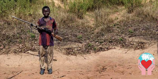 Bambino soldato in Africa