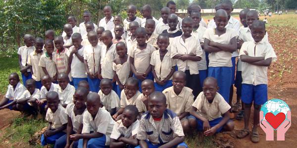 Bambini che vanno a scuola in Africa