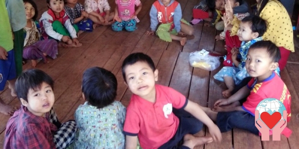 bambini analfabeti Myanmar