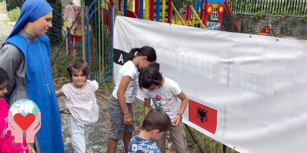 Suora con bambini in Albania