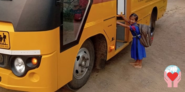 bambina sale sul bus