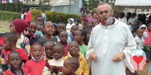 Missionario tra i bambini in Kenya