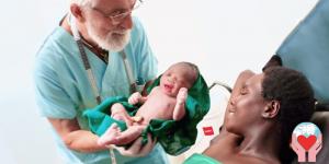 medico con neonato
